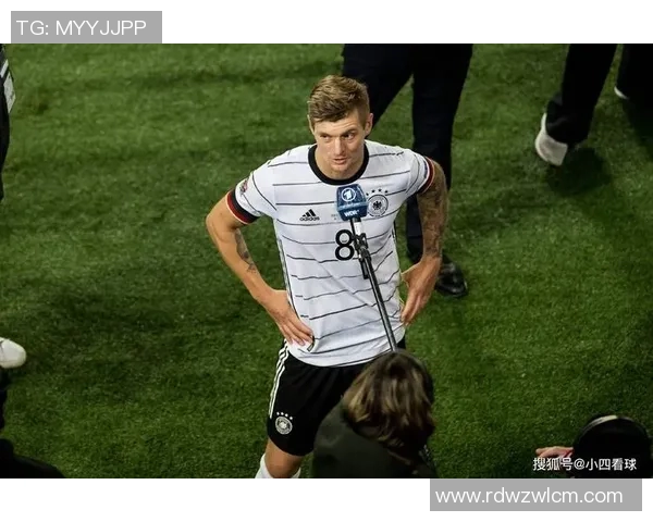 德国足球队明星球员风采展示 各位置精英全面解析与成长轨迹
